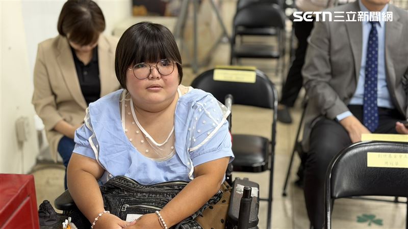 受扶助的植物人家屬美琪坐輪椅現身說法，她亡父亡弟，原本以為夠慘了；豈料，造化弄人，就連與她相依為命的媽媽也被老天剝奪，一夜之間被迫長大。（圖／記者簡榮良攝影）