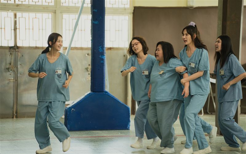 本身就有舞蹈底子的陳意涵（左）很怕跳太好露餡。（圖／壹壹喜喜提供）