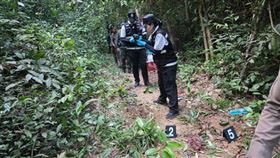 11月10日早晨泰軍士兵被地雷炸傷後，當天下午，泰國炸彈小組前往現場蒐證調查。（圖／翻攝自X平台 @MarioNawfal
）