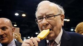 巴菲特不藏私震撼曝光成為富翁秘密，跟他這樣的有錢人想就對了！（圖／時報出版提供、翻攝自IG @officialwarrenbuffett）