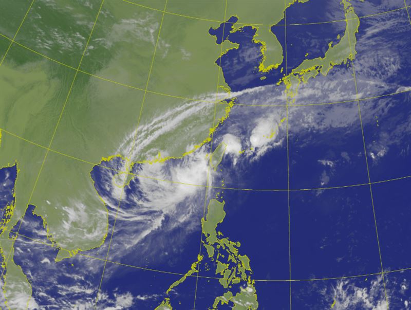 目前的鳳凰颱風強度較過去減弱，不排除登陸後進一步降成熱帶低壓；但其外圍環流與東北季風的共伴效應不容小覷。（圖／氣象署）