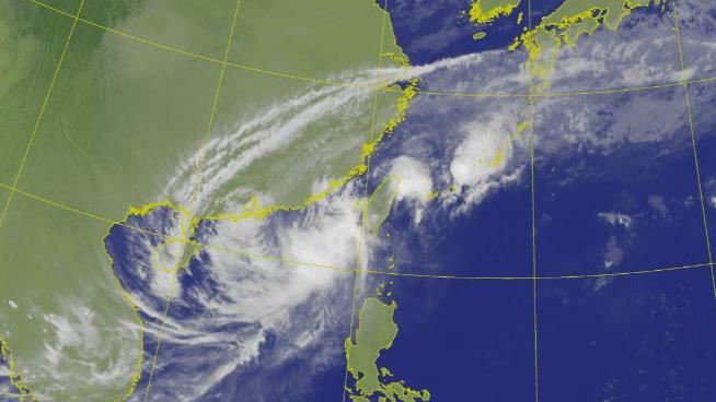 目前的鳳凰颱風強度較過去減弱，不排除登陸後進一步降成熱帶低壓。（圖／翻攝自氣象署）