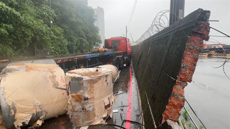 基隆曳引車載運鋼捲掉落，撞翻港區周邊圍牆。（圖／翻攝畫面）