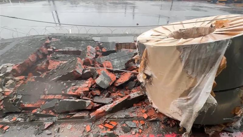 基隆曳引車載運鋼捲掉落，撞翻港區周邊圍牆。（圖／翻攝畫面）