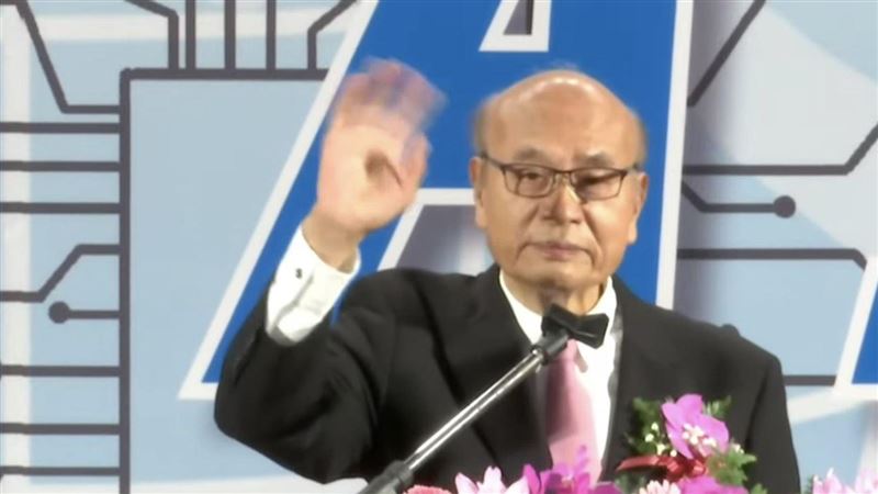 工業節慶祝大會全國工業總會理事長潘俊榮，致詞時幽默透露，自己曾收到輝達執行長黃仁勳贈送的一件皮衣，但笑說：「我後來送給別人了，因為（尺寸）太小，我穿不下。」（圖／三立新聞）