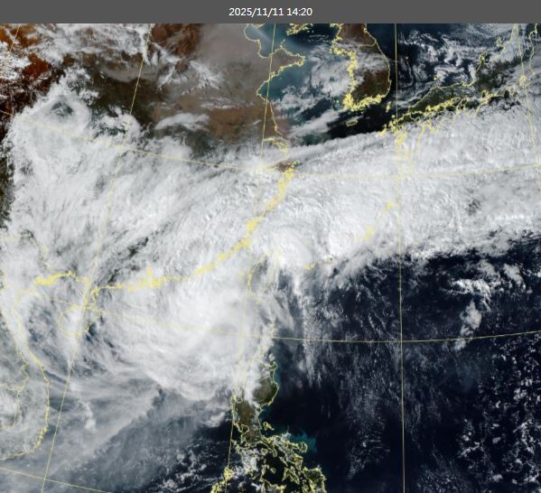 今（11）日14時的衛星雲圖，台灣上方出現颱風外圍環流與東北季風交會的雲帶。（圖／翻攝自中央氣象署）
