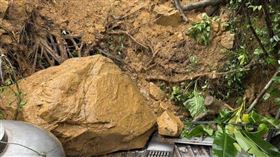 落石砸屋頂、泥水淹街又撞破港區圍牆。（圖 ／翻攝畫面）