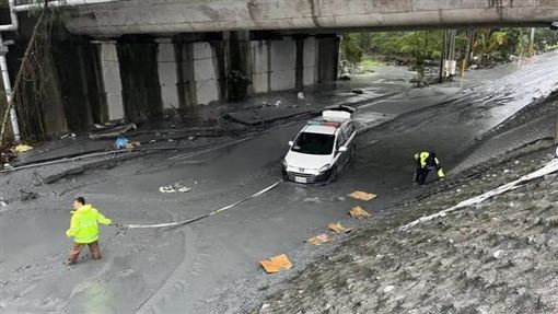 馬太鞍溪水暴漲沖萬榮明利村　恐影響鐵路