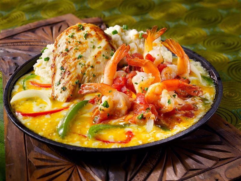 TGI FRIDAYS宣布因「鐵板起司雞肉鮮蝦」出餐錯誤率高，即日起下架。(圖／TGI FRIDAYS提供）