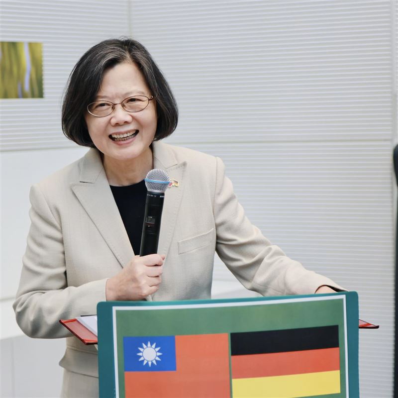 前總統蔡英文發文分享「想想論壇」兩篇經濟議題的文章。（圖／蔡英文辦公室提供）