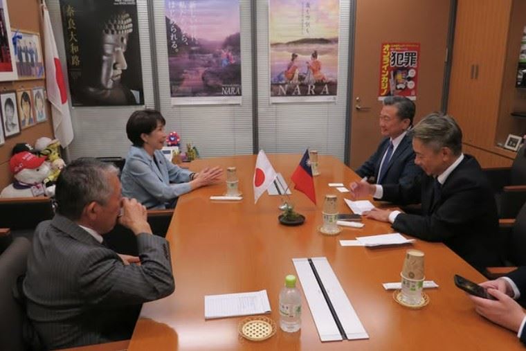 日本首相高市早苗在國會答詢時明言：「台灣有事，即日本有事！」並指出，若中國對台動武，將構成「日本生存受威脅情況」，日本可依《安全保障相關法》行使集體自衛權。這番言論一出，引發日本政壇熱議與國際關注。圖為高市早苗會晤台灣立法委員王定宇。（圖／翻攝自高市早苗Instagram）