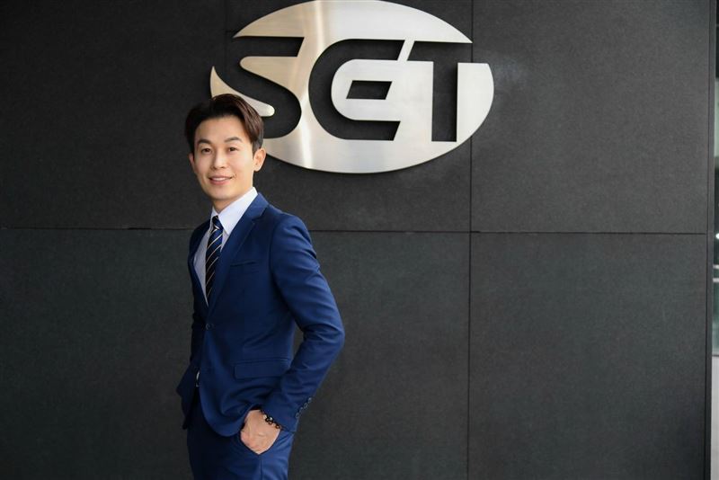 三立新聞主播黃家緯兼負氣象播報的任務。（圖／三立提供）