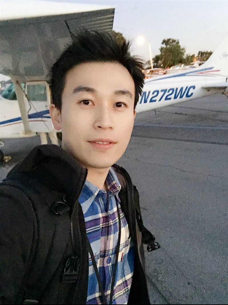 黃家緯從警報正式發布前，每天起床第一件事就是「追風」閱讀各國最新的預報。（圖／三立提供）