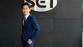 三立新聞主播黃家緯兼負氣象播報的任務。（圖／三立提供）