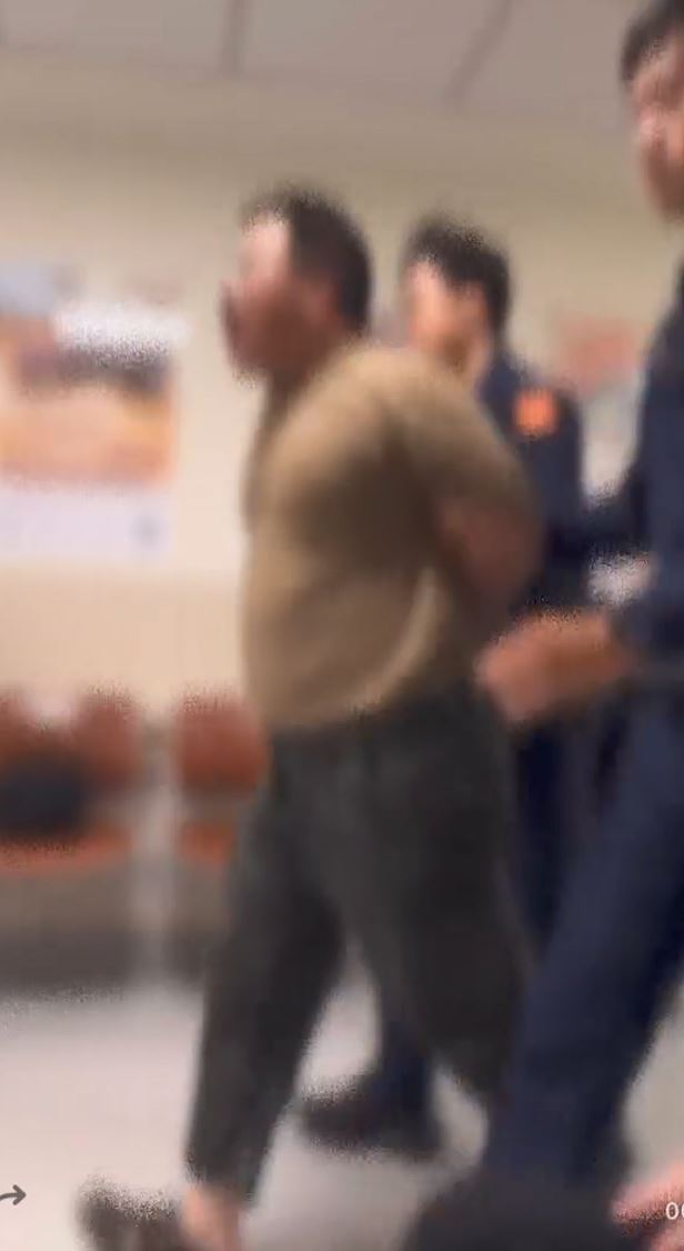 曾男被警方逮捕後怒吼：「沒有正義，沒有和平！」。（圖／翻攝自Threads @cutelily218）