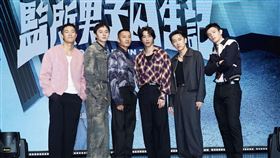 新劇《監所男子囚生記》今（11）日舉辦開播記者會，演員劉以豪、陳澤耀、施名帥、張軒睿、邱以太與監製楊祐寧等人齊聚一堂。（圖／記者趙于瑩攝影）