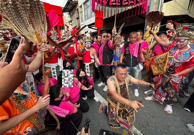 岡山城隍殿遶境盛況，　五十餘陣頭共襄盛舉。（圖／岡山城隍殿提供）
