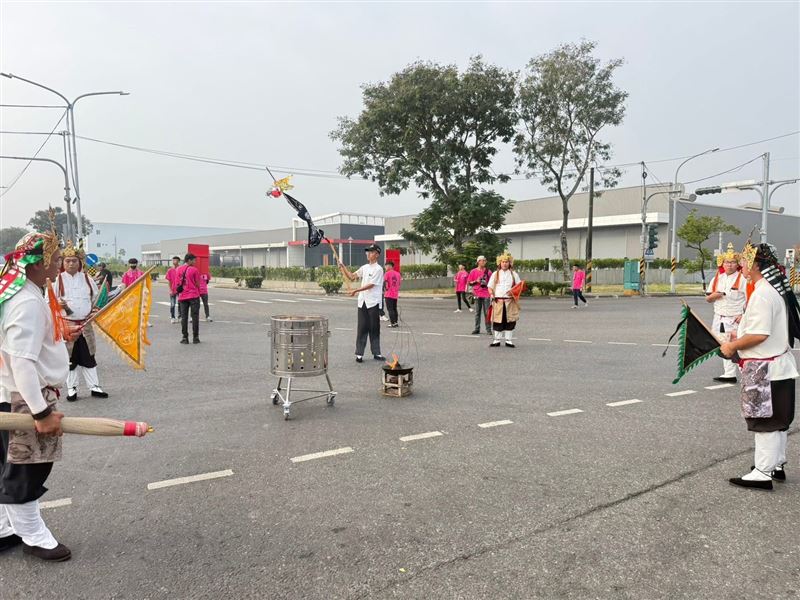 十字路口舉行隆重路祭儀式。（圖／岡山城隍殿提供）