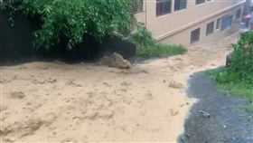 鳳凰颱風,宜蘭,南方澳,土石流,大雨。（圖／翻攝畫面）
