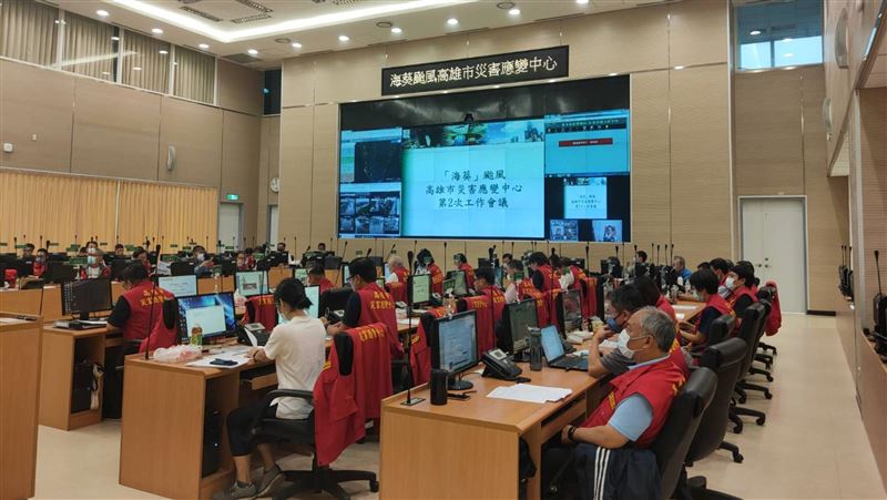 陳其邁表示晚間7點後才會決定12日是否放颱風假。（圖為舊照／消防局提供）