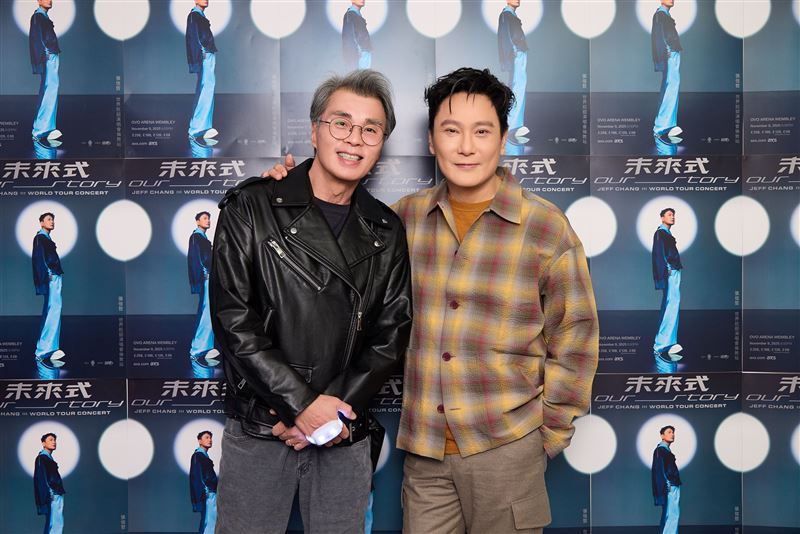 葉良俊（左）力挺張信哲（右）開唱。（圖／潮水音樂提供）