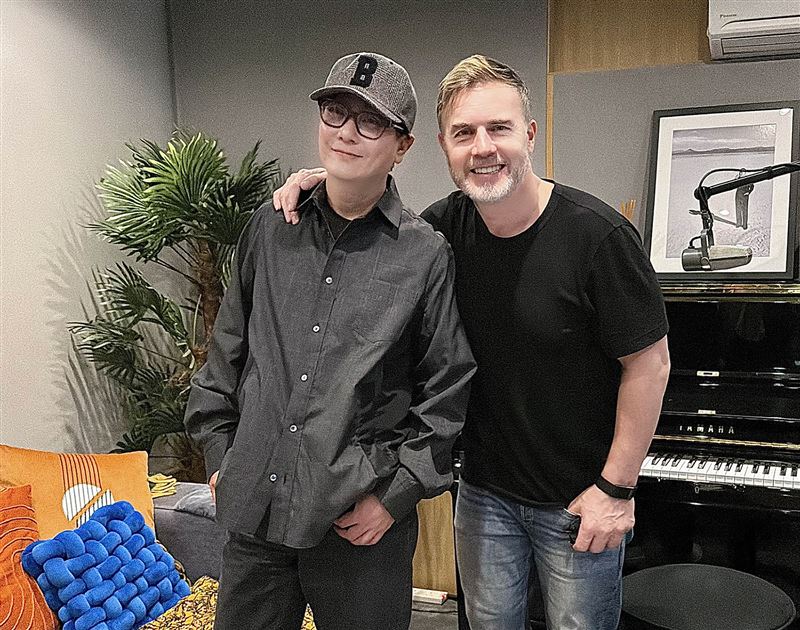 張信哲（左）與蓋瑞巴洛（右）相識6年再度重逢。（圖／潮水音樂提供）