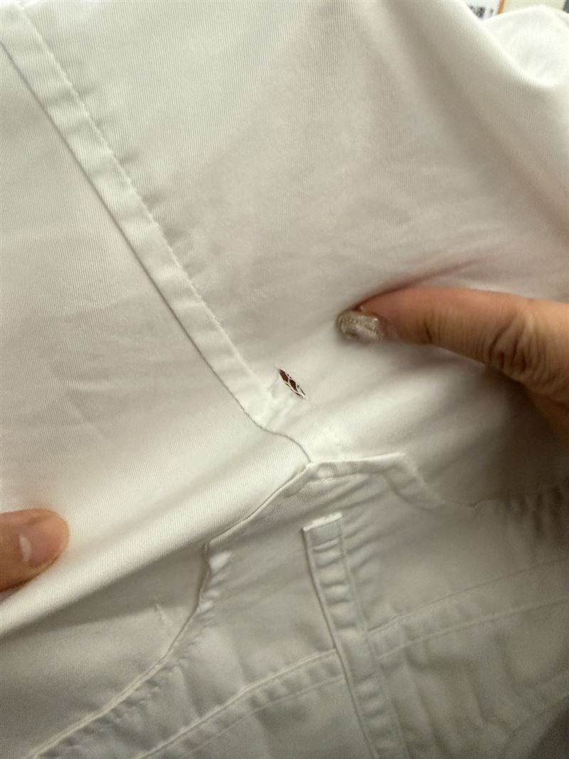 江漢聲遇襲後破損的上衣。（圖／翻攝畫面）