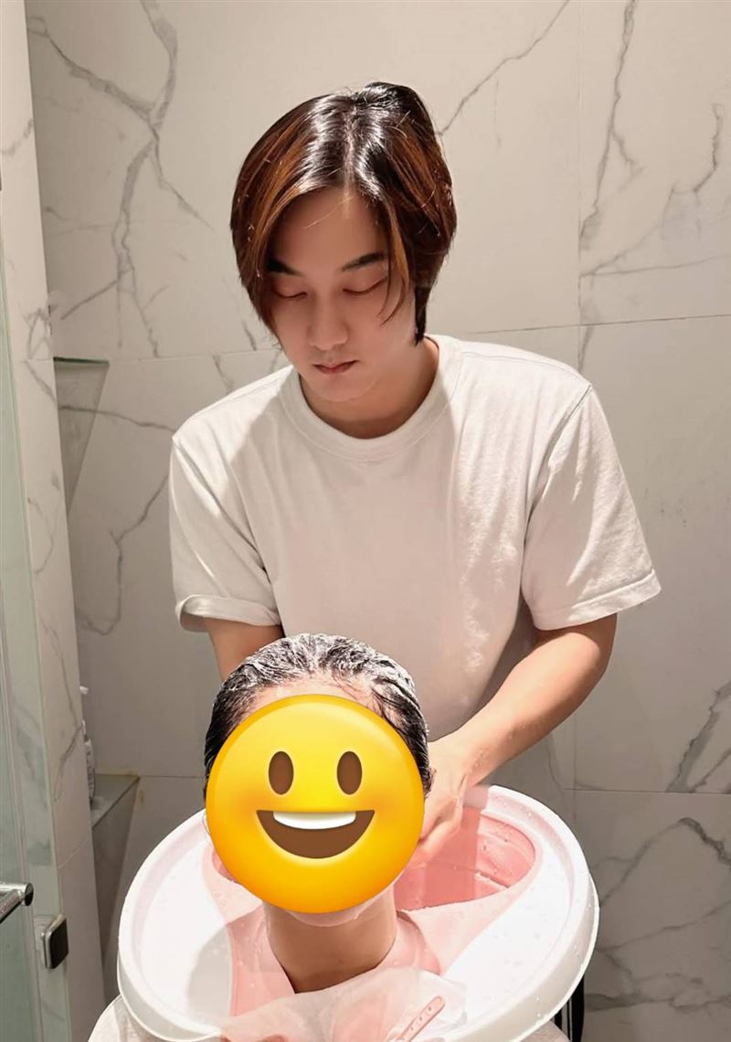 Kim細心照顧病倒的女兒。（圖／翻攝自臉書）