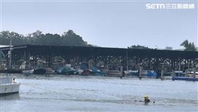 台南市消防局搜救人員在水面上搜尋，男子被拉上岸時，已經明顯死亡。（圖／翻攝畫面）