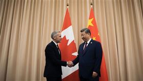 加拿大總理卡尼與中國國家主席習近平10月31日於APEC峰會場邊會面。（圖／翻攝自X平台 @CanadianPM）