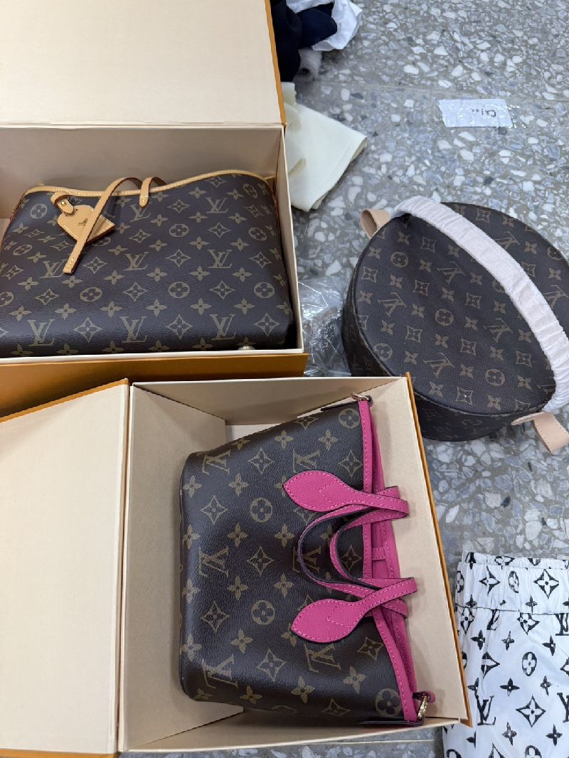 刑事局獲報,台北市東區某間商家涉公開販售多項仿冒精品,業者親赴中國選貨,以成本價的3至4倍價格牟取暴利,經長期偵搜後逮3嫌送辦,並查扣近600件假貨。(翻攝照片)