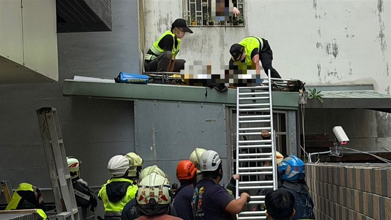13歲女童墜樓後掉在遮雨棚上。（圖／翻攝畫面）