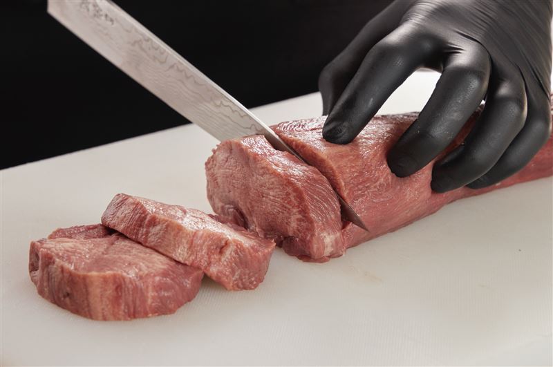 乾杯集團透過從上游採購原料、中段加工技術、到下游涵蓋餐飲及寵物零食的全牛舌利用。（圖／品牌業者提供）