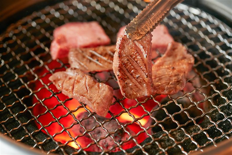 乾杯集團旗下燒肉品牌中，牛舌穩居人氣第一商品，每年銷售近三十萬份，平均每5位顧客中即有1人點購。（圖／品牌業者提供）