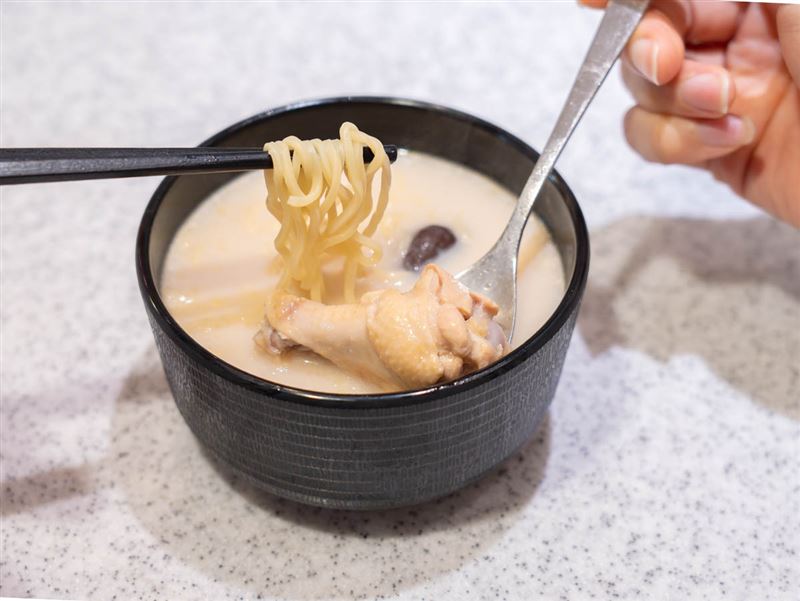 爭鮮新品－韓風人蔘雞拉麵。（圖／品牌業者提供）