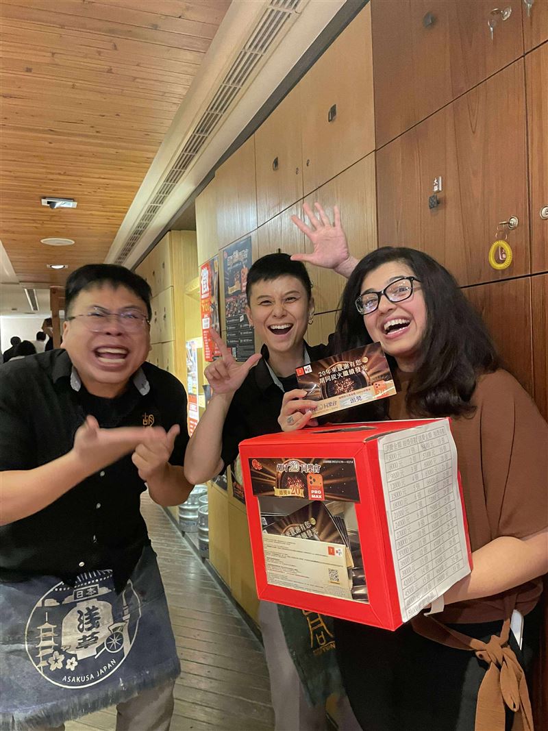 胡同20同樂會刮刮卡頭獎iPhone 17 Pro Max幸運得主與胡同燒肉7號店店員。（圖／品牌業者提供）