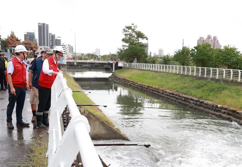 陳其邁今（11）日親自視察鼓山三路抽水站與側溝清疏。（圖／翻攝自陳其邁臉書）