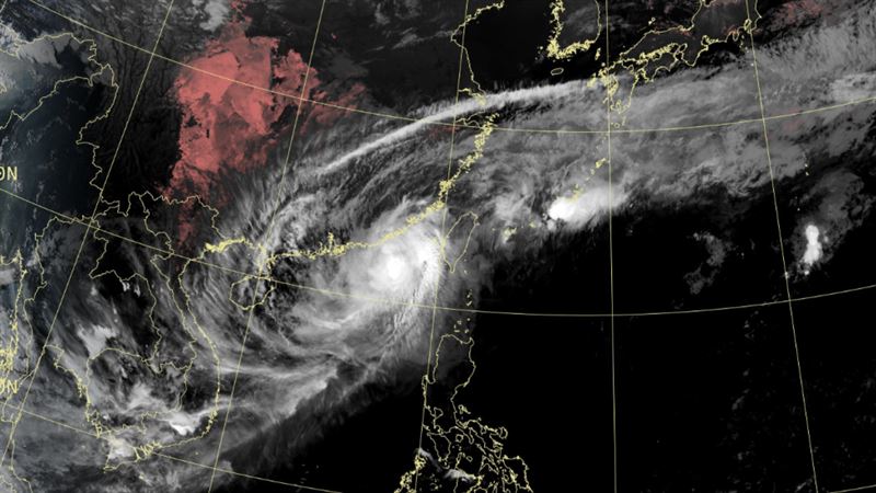 鳳凰颱風中心預估在週三傍晚過後於高屏沿海一帶登陸。（圖／氣象署）