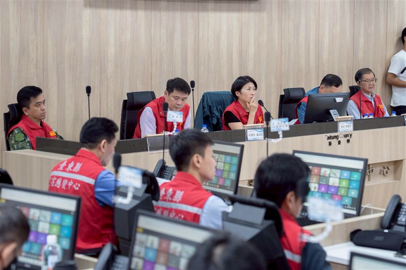 台東縣長饒慶鈴（後排右二）宣布台東明天不放颱風假，臉書被網友灌爆。(圖／翻攝臉書)