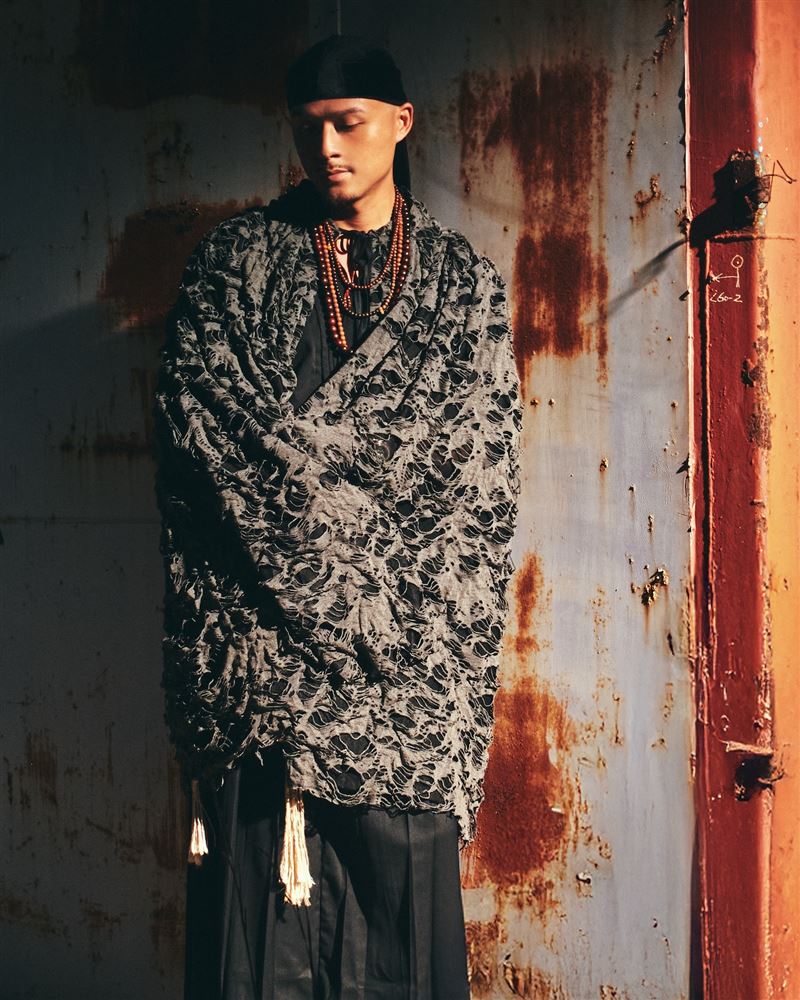 FR&alpha;NKIE阿法在〈諸忘〉MV扮演玩世不恭的濟公。（圖／FR&alpha;NKIE阿法提供）