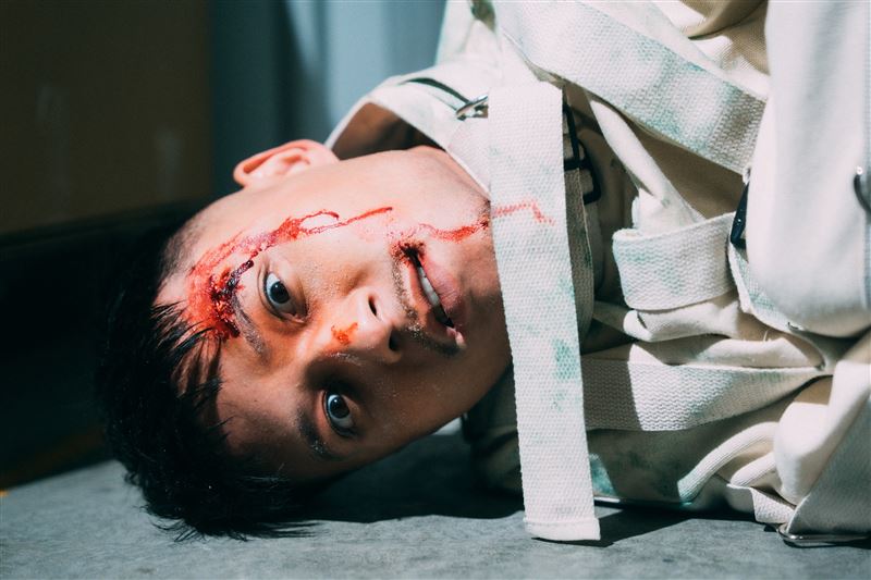 FR&alpha;NKIE阿法〈諸忘〉MV尾聲被揍翻。（圖／FR&alpha;NKIE阿法提供）