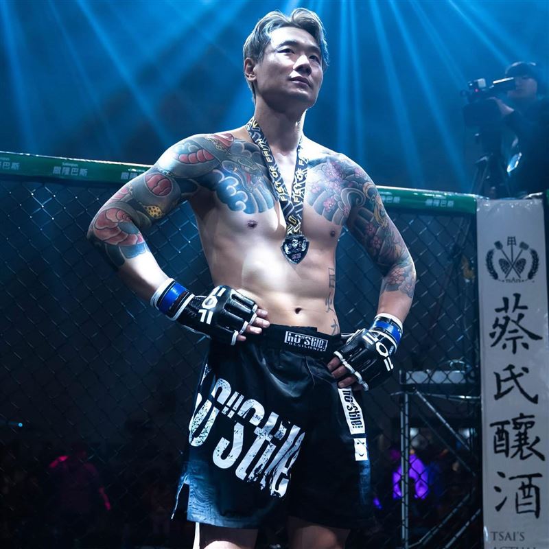 格鬥傳奇人物「金鋼刀」再次向館長下戰帖。（圖／翻攝自金鋼刀臉書）