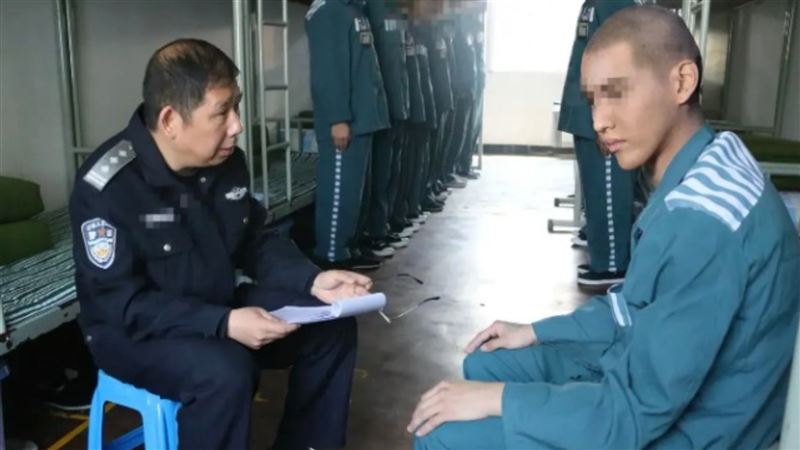 吳亦凡傳出獄中被人殺死，他接受獄卒盤問的照片曾在網路瘋傳，江蘇網警也親上火線回應了。（圖／翻攝自微博）