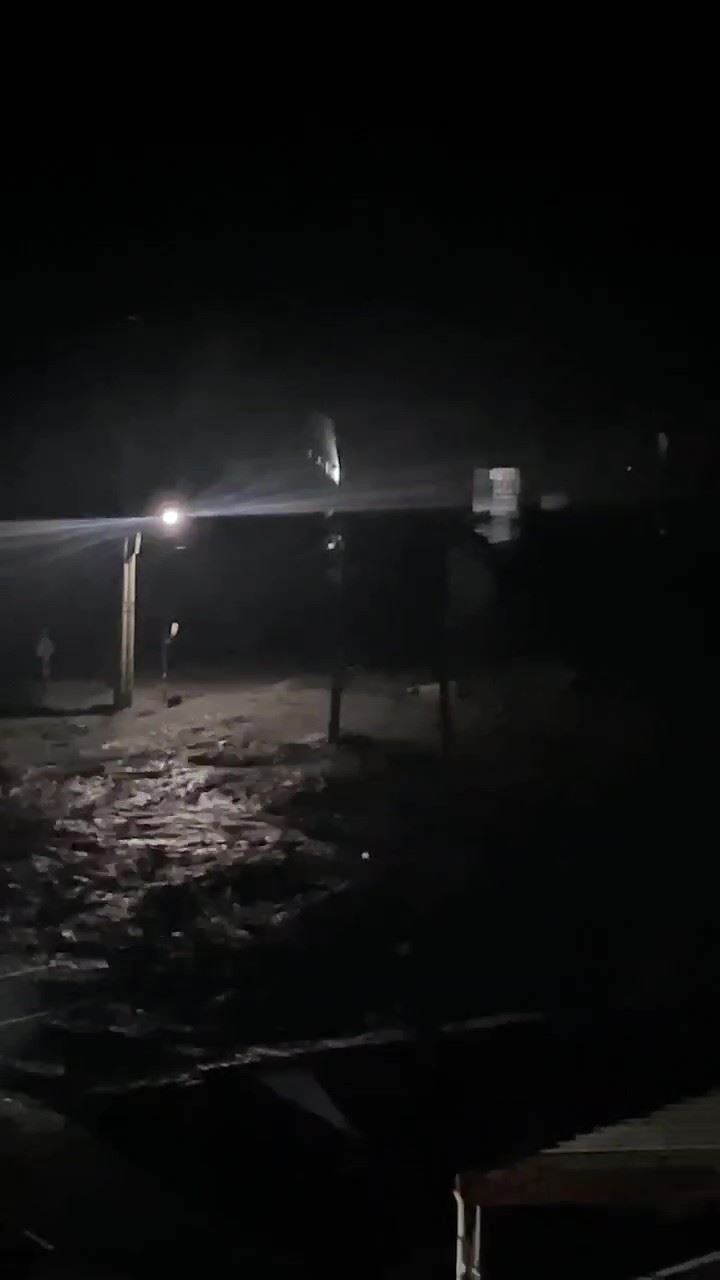 萬榮明利部落大排水溝溪水又暴漲，居民嚇壞急撤離。（圖／翻攝畫面）