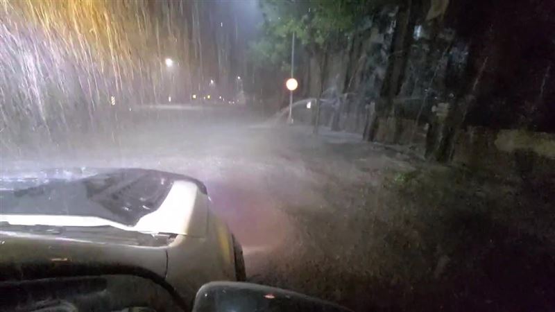鳳凰共伴效應狂灌宜花，雨勢驚人。（圖／翻攝畫面）