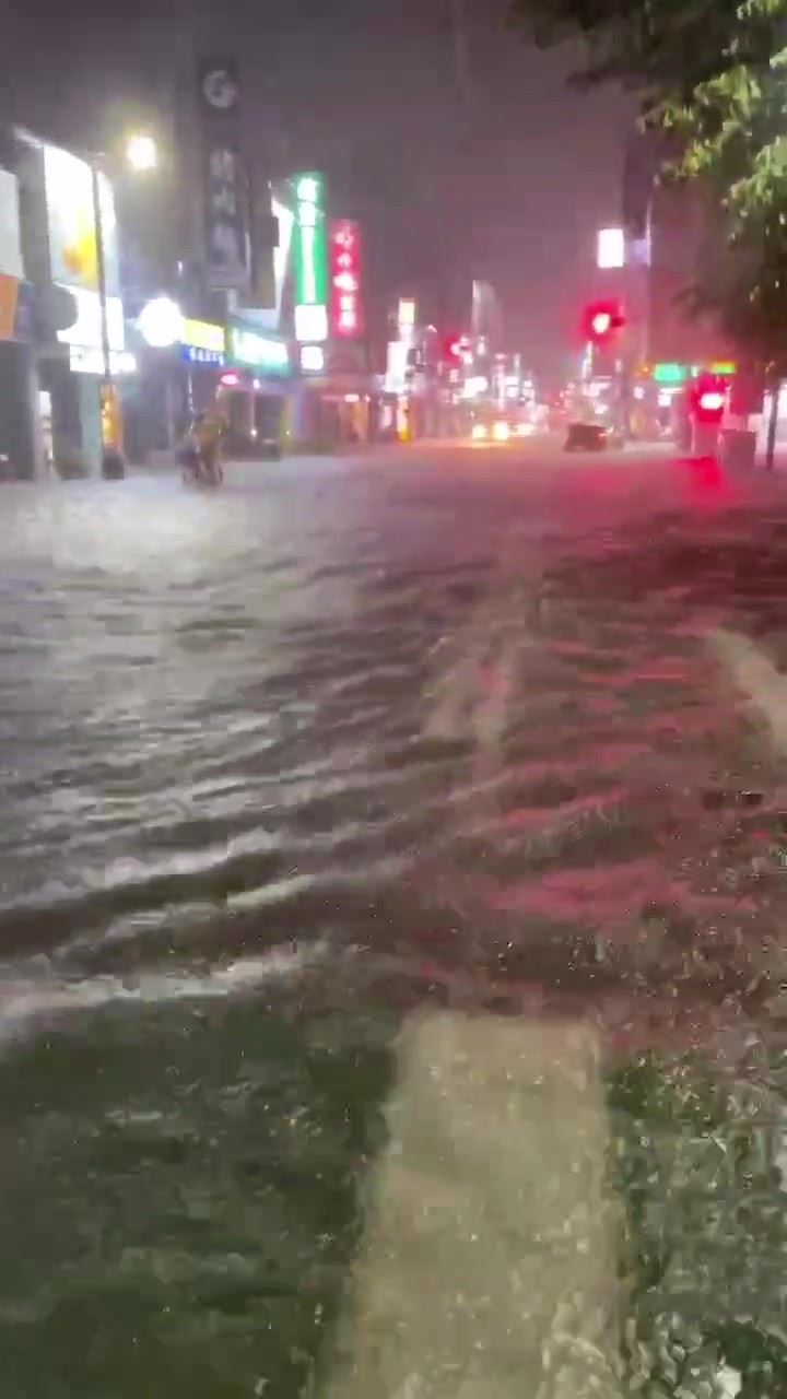 晚間雨勢加大，蘇澳市區淹大水，變成水鄉澤國。（圖／翻攝畫面）