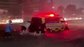 蘇澳市區淹大水，連救護車都拋錨，熱心民眾幫忙推車。（圖／翻攝畫面）