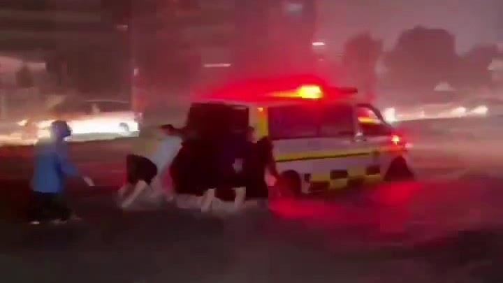 蘇澳市區淹大水，連救護車都拋錨，熱心民眾幫忙推車。（圖／翻攝畫面）