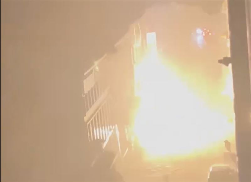 變電箱先傳出巨大聲響又不斷竄出火星。（圖／翻攝自Threads @night._.11.5）