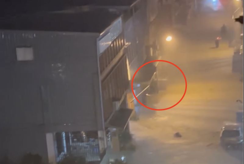 宜蘭地區出現局部大豪雨，造成街道淹水。（圖／翻攝自Threads @night._.11.5）